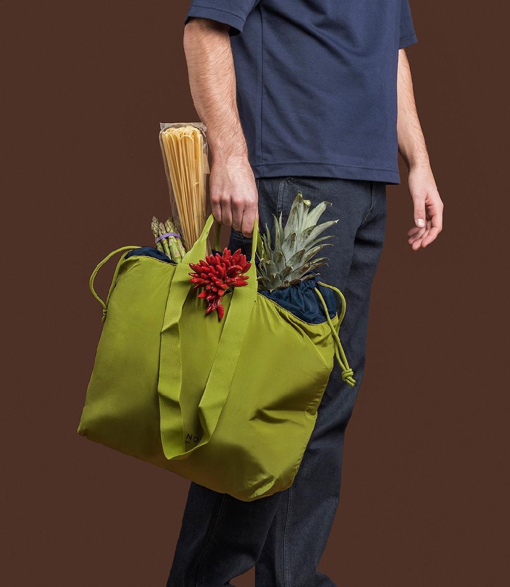 Tucano Borsa shopper pieghevole in materiale ottenuto dalla plastica riciclata Saldi