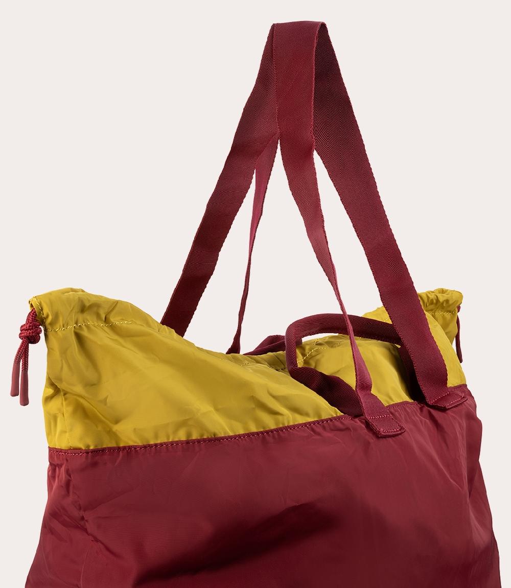 Tucano Borsa shopper pieghevole in materiale ottenuto dalla plastica riciclata Saldi