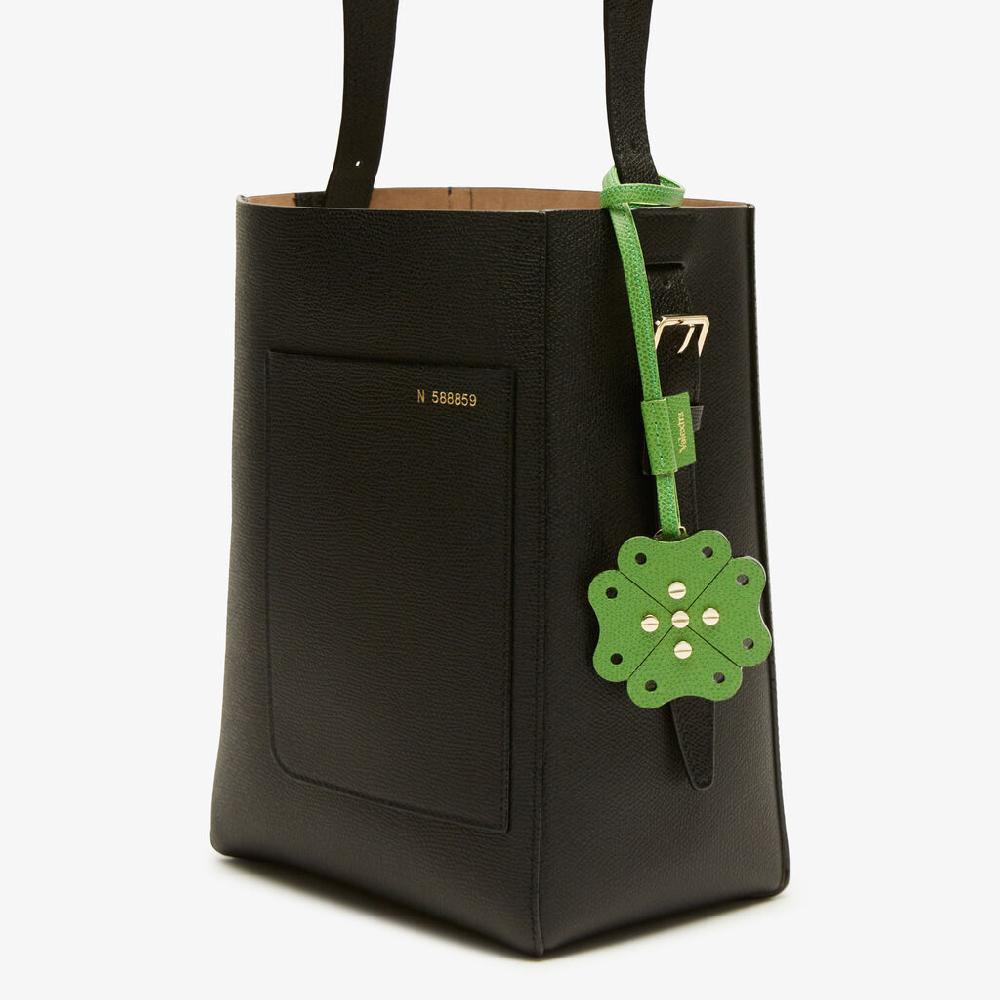Valextra Charm Engineering Beauty Quadrifoglio | Pelle di vitello Millepunte | Verde Prato | Valextra Convenienza