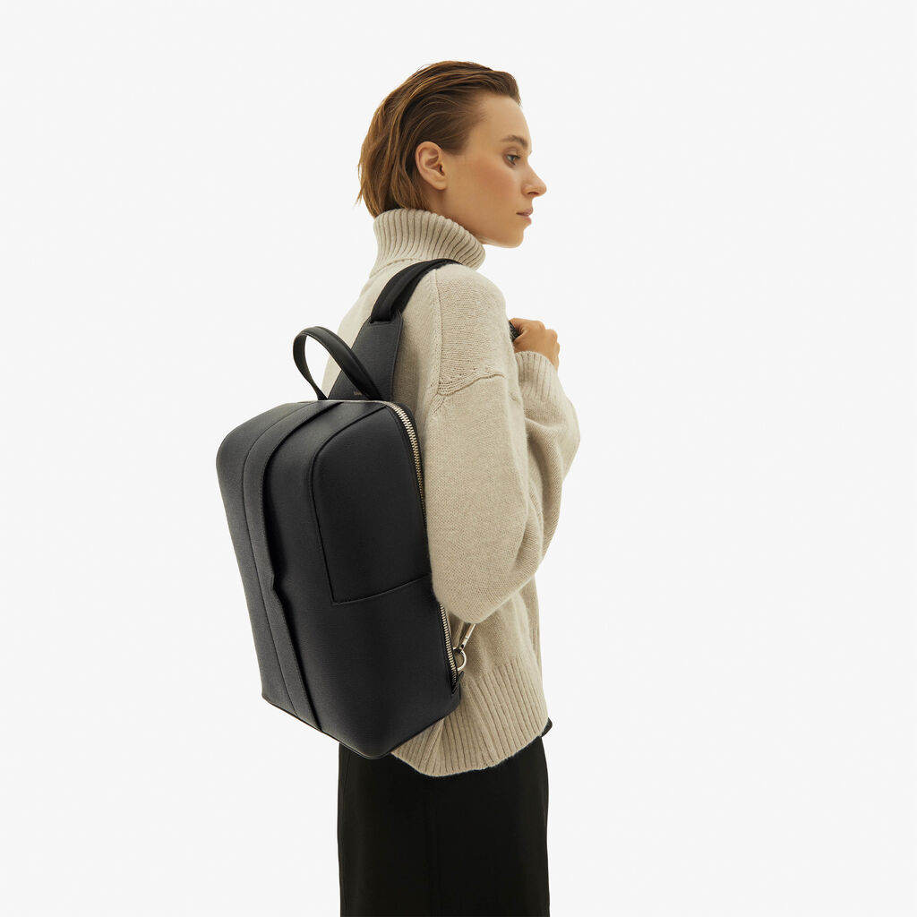 Valextra Valextra V-Line: Zaino monospalla con porta iPad in Pelle Nera Affare Del Giorno