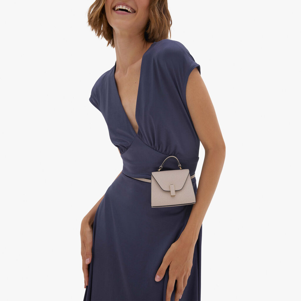 Valextra Borsa da cintura in pelle beige con tracolla | Valextra Iside Presa