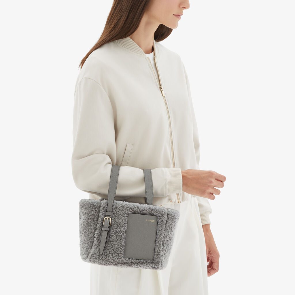 Valextra Borsa a secchiello da Donna in Shearling Grigia | Valextra Soft Soddisfazione Garantita