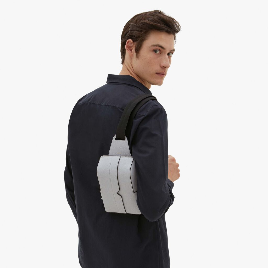Valextra Zaino monospalla ergonomico in Pelle Grigia | Valextra V-Line Saldi Di Fabbrica
