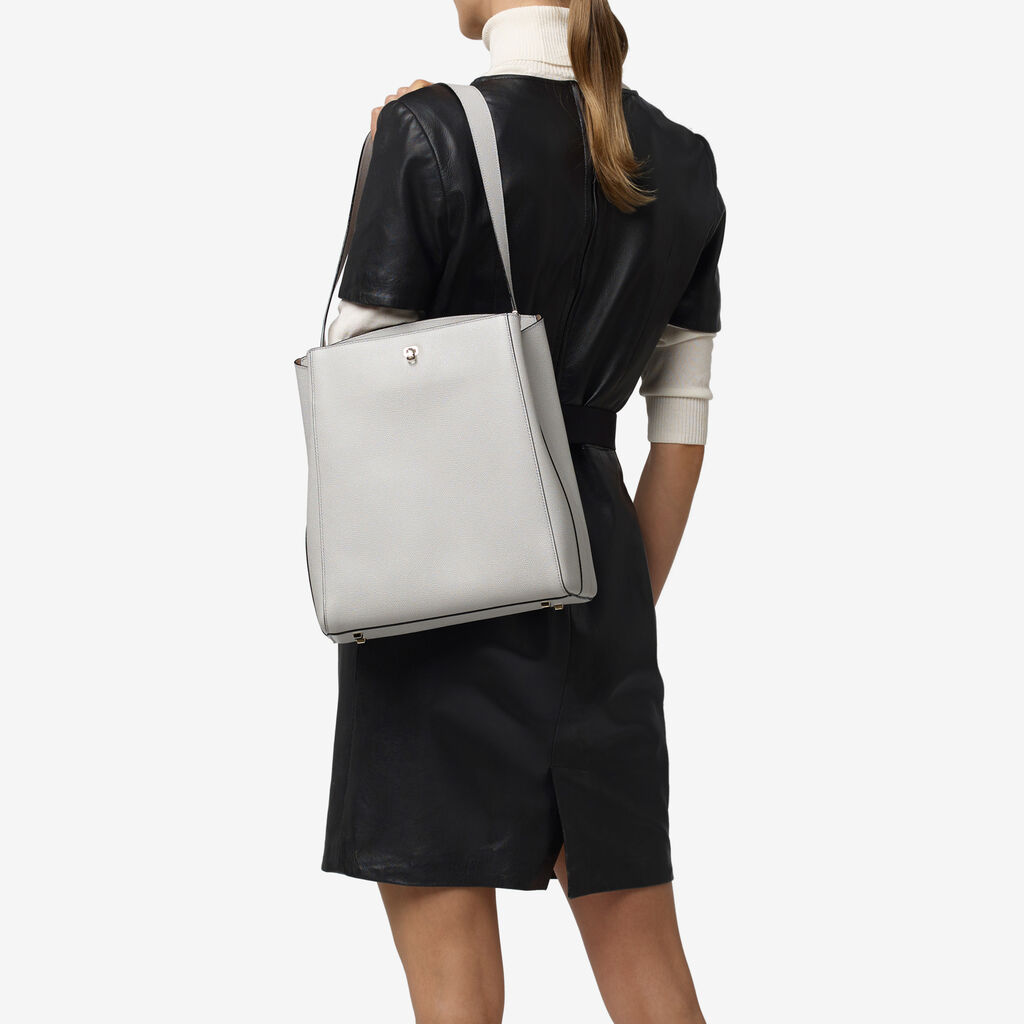 Valextra Valextra Brera: Borsa a spalla Media in Pelle Grigia 50% di sconto per tempo limitato