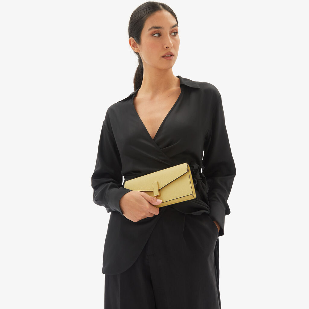 Valextra Clutch Donna di Lusso in Pelle Gialla con catena | Valextra Iside Nuovo