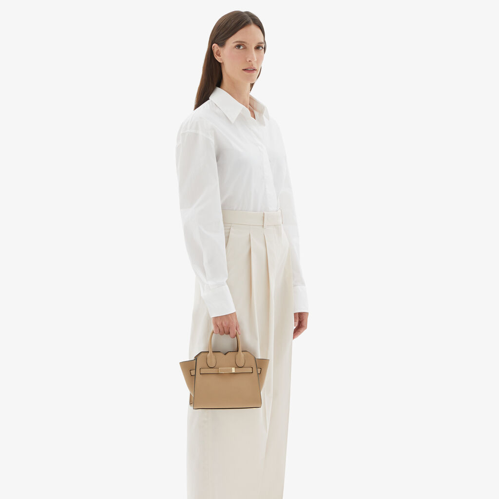 Valextra Borsa a Tracolla Milano Micro | Pelle di vitello Millepunte Soft | Beige Cashmere | Valextra Soddisfazione Garantita